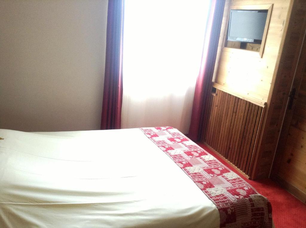 Logis Le Pont De Champ Hotel Beaucroissant Ruang foto