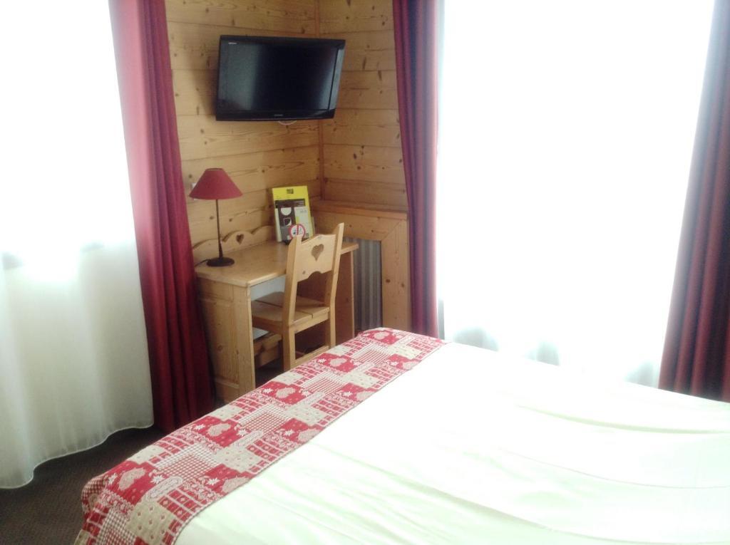 Logis Le Pont De Champ Hotel Beaucroissant Ruang foto