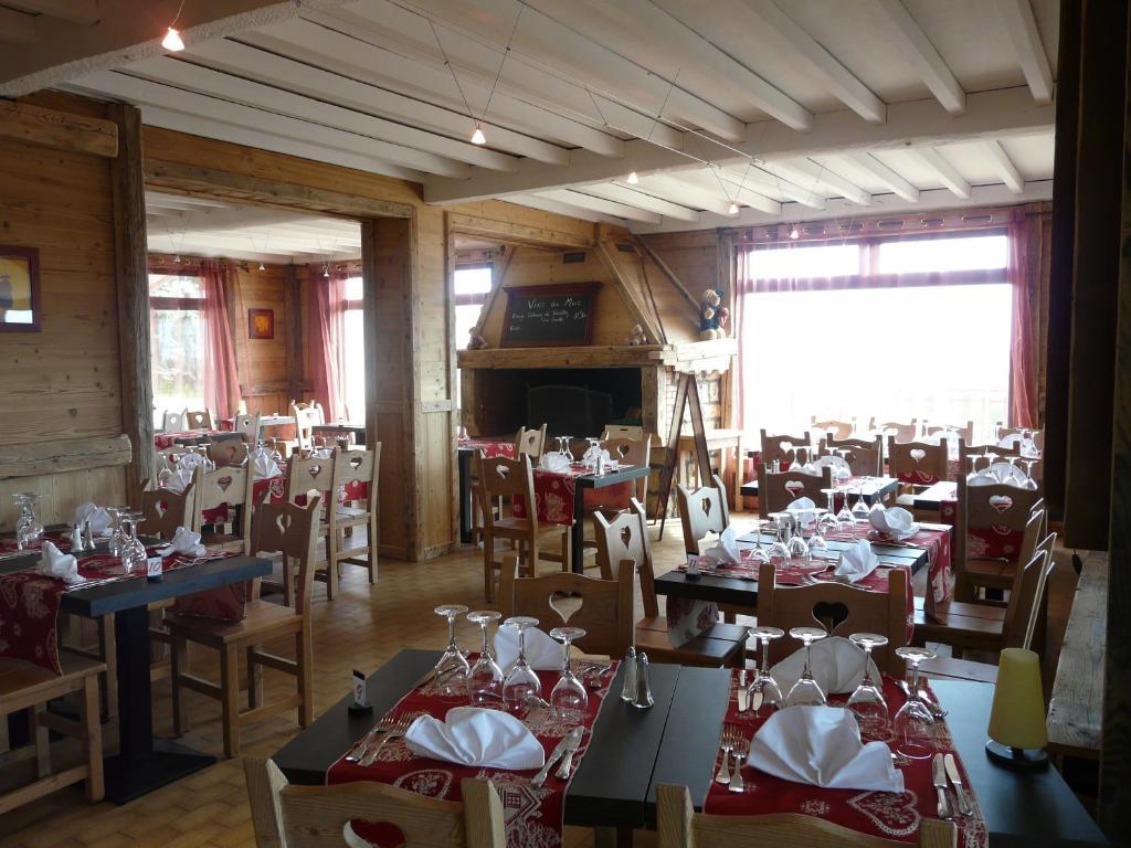 Logis Le Pont De Champ Hotel Beaucroissant Bagian luar foto